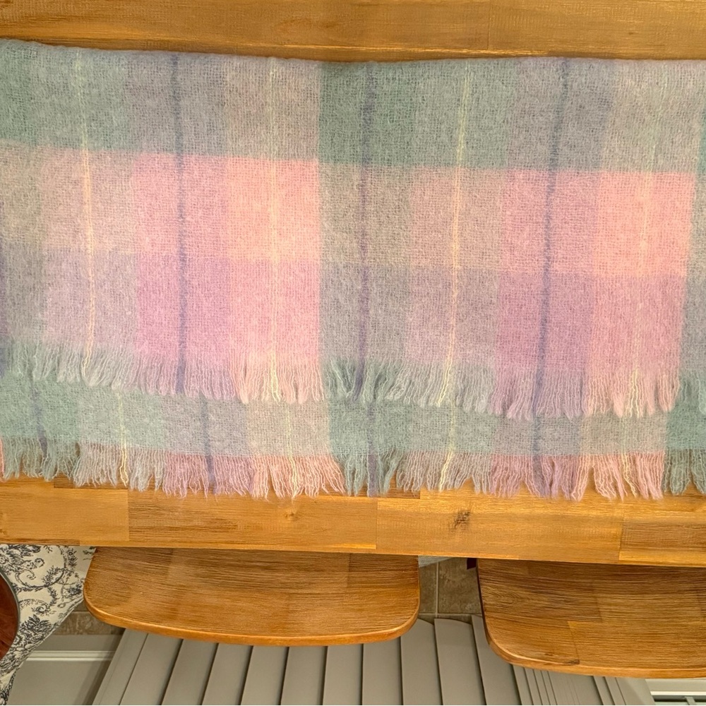 Avoca Elegant Blanket Shawl in New Condition - Picture 8 of 8